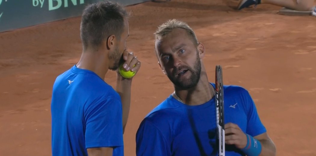 Lukáš Rosol a Roman Jebavý v Budapešti ztratili vedení 2:0 na sety a páru Gábor Borsos, Peter Nagy podlehli 6:3, 6:4, 1:6, 2:6 a 4:6.