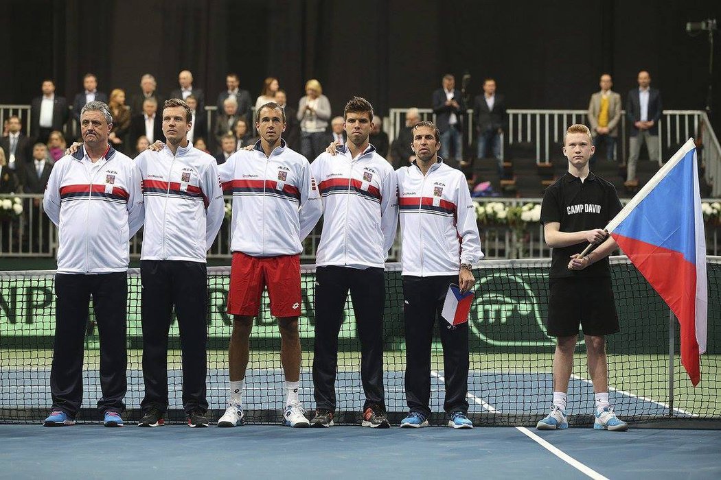 Český daviscupový tým při slavnostním zahájení zápasu s Německem: Jaroslav Navrátil, Tomáš Berdych, Lukáš Rosol, Jiří Veselý a Radek Štěpánek.