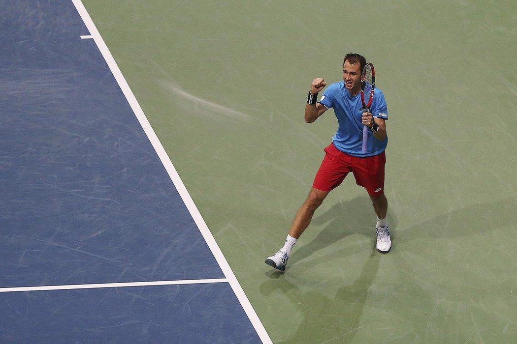 Lukáš Rosol v euforii po výhře nad Alexandrem Zverevem, která znamenal postup do čtvrtfinále Davis Cupu