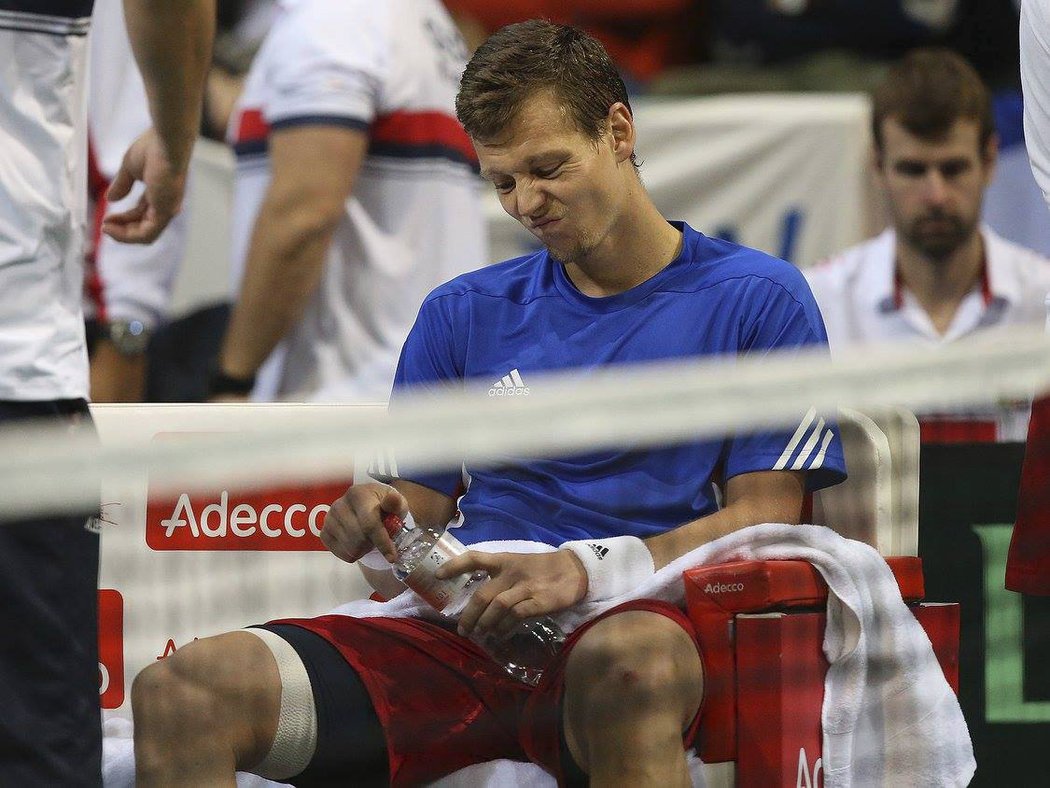 Tomáš Berdych tuší, že to s jeho nohou nebude dobré. Duel proti Kohlschreiberovi musel vzdát.