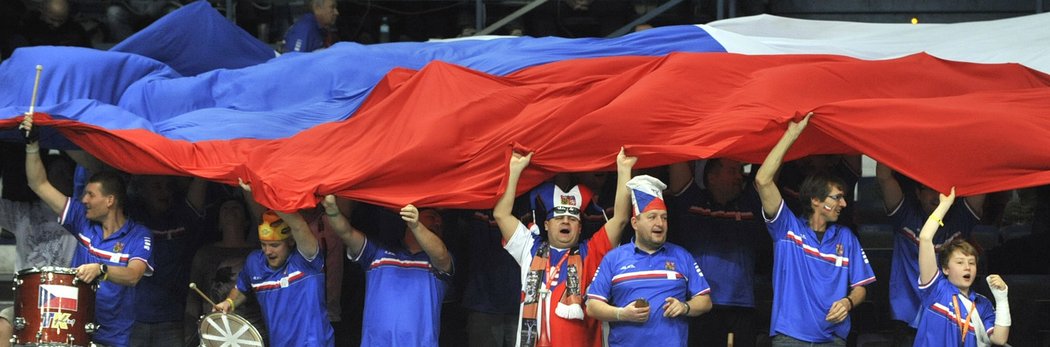 Čeští fanoušci v Ostravě si užívají zápas Tomáše Berdycha s Thiemem de Bakkerem