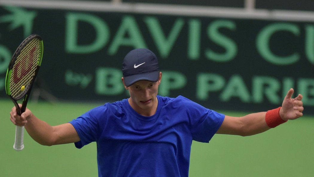 Jiří Lehečka rozhazuje rukama při svém duelu proti Robinu Haasemu