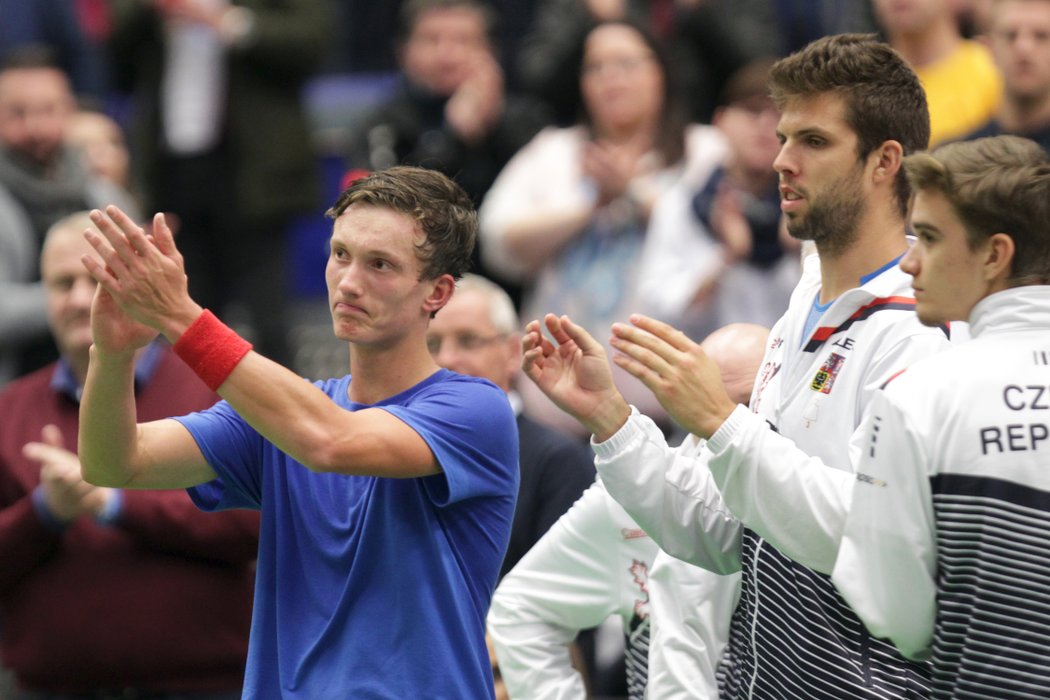 Jiří Lehečka (vlevo) děkuje fanouškům v Ostravě za podporu v duelu proti Robinu Haasemu, vedle něho Jiří Veselý