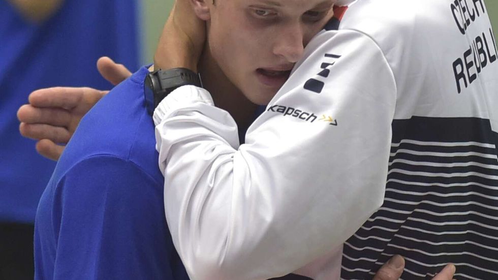 Lukáš Rosol objímá statečného debutanta Jiřího Lehečku po prohře s Robinem Haasem