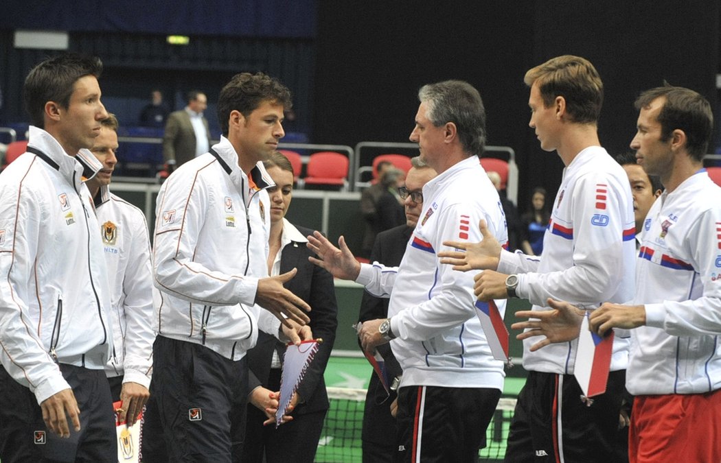 Čeští tenisté se zdraví se svými soupeři před zahájením duelů 1. kola Davisova poháru s Nizozemskem