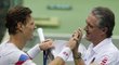 Tomáš Berdych se raduje po svém vítězství nad De Bakkerem s českým kapitánem Jaroslavem Navrátilem