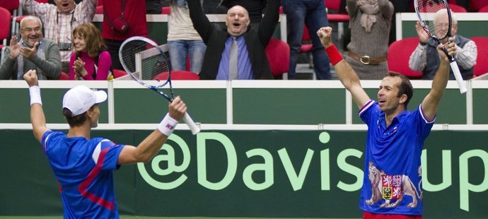 Tomáš Berdych a Radek Štěpánek (vpravo) slaví vydřený triumf nad nizozemskou dvojicí ve čtyřhře