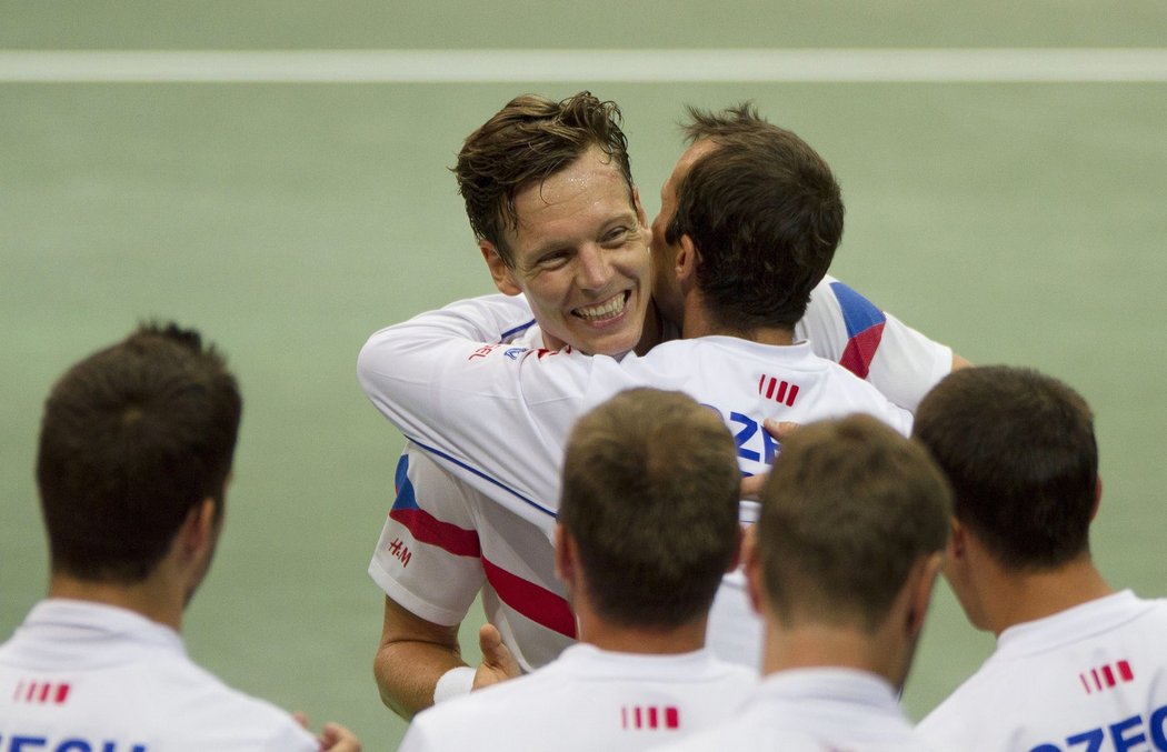 Radek Štěpánek objímá Tomáše Berdycha, který právě dokonal postup českého týmu do čtvrtfinále Davis Cupu