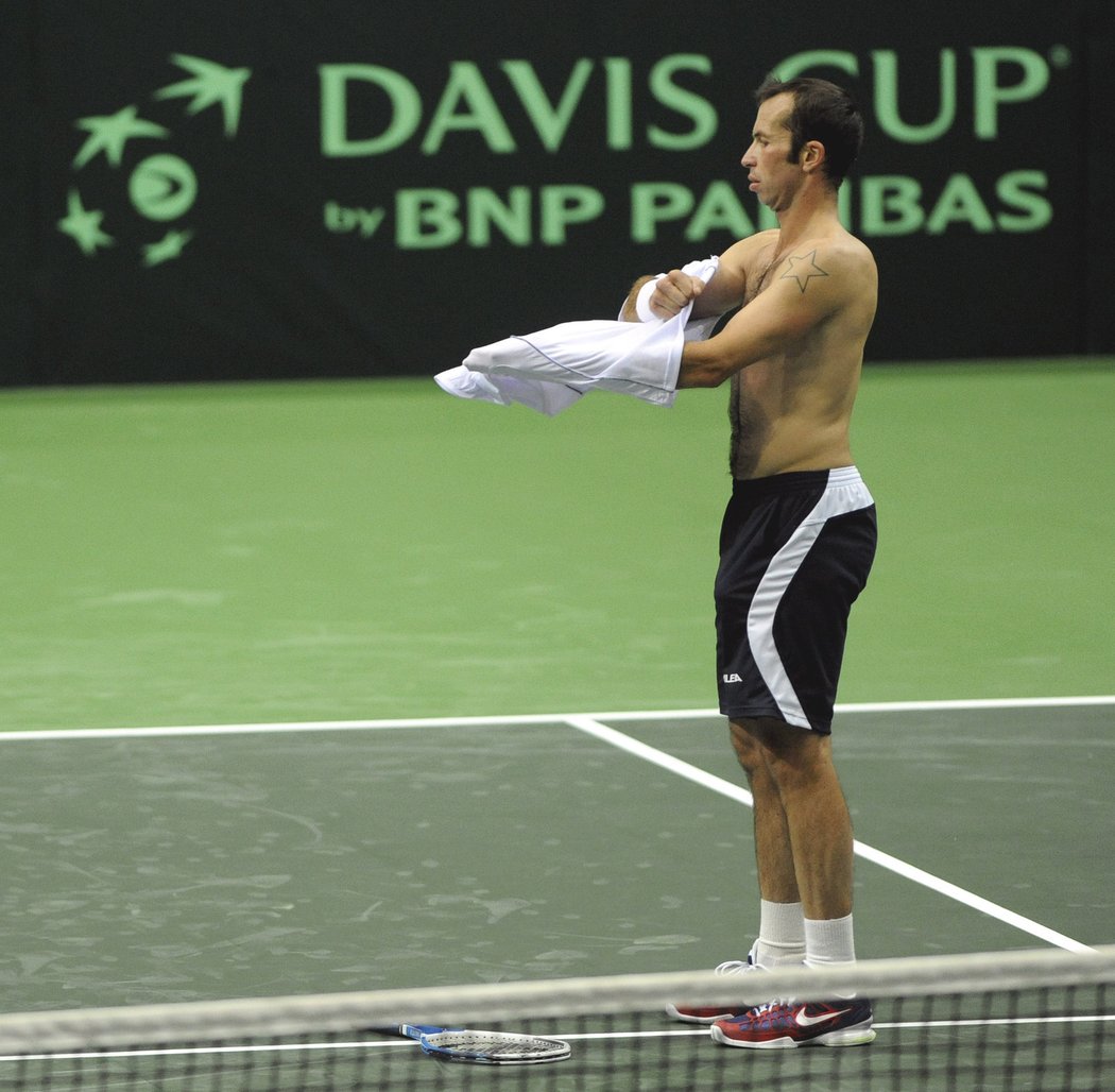 Radek Štěpánek si převléká tričko při prvním tréninku před víkendovým Davis Cupem