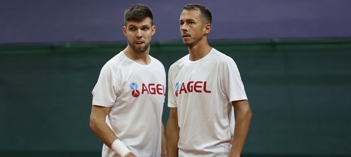 Čeští tenisté Jiří Veselý a Lukáš Rosol na tréninku před Davis Cupem proti Slovensku