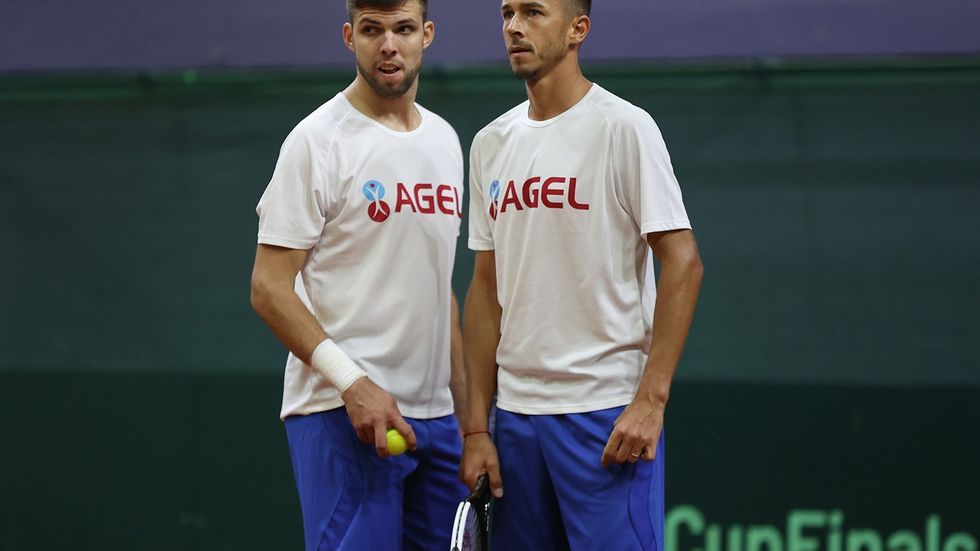 Čeští tenisté Jiří Veselý a Lukáš Rosol na tréninku před Davis Cupem proti Slovensku