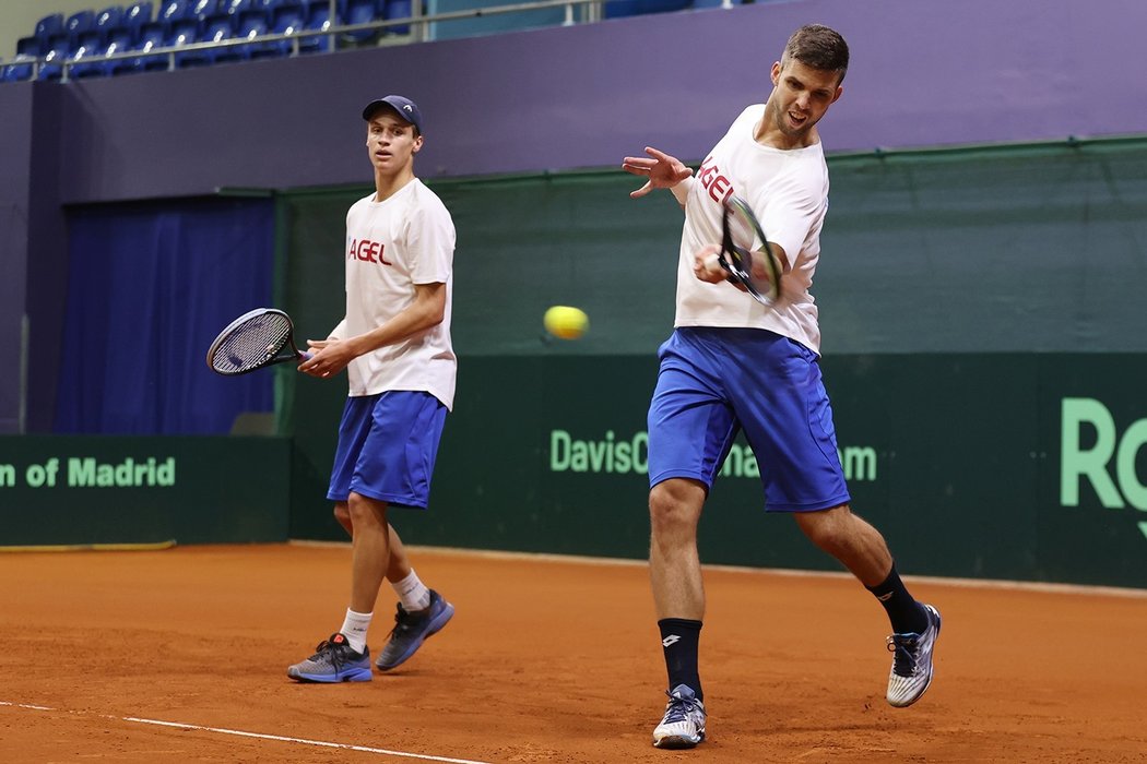 Jiří Veselý trefuje míček na tréninku českého daviscupového týmu