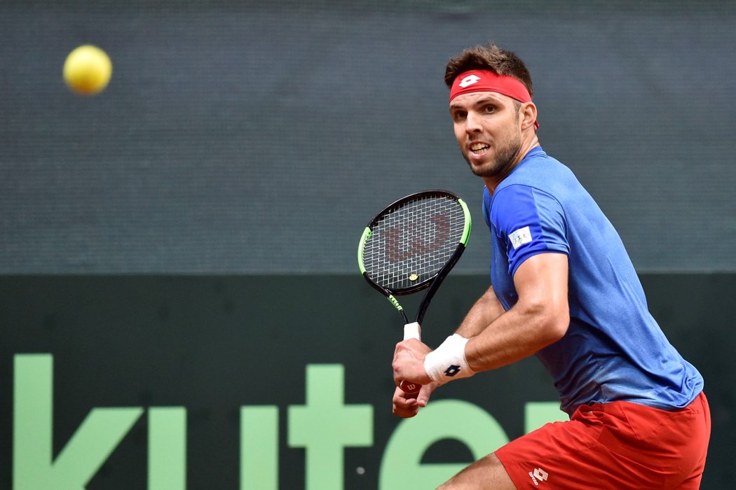 Jiří Veselý během utkání Davis Cupu na Slovensku, ve kterém pro Česko vybojoval první bod