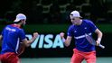 Jakub Menšík a Tomáš Macháč během rozhodující čtyřhry proti španělské dvojici