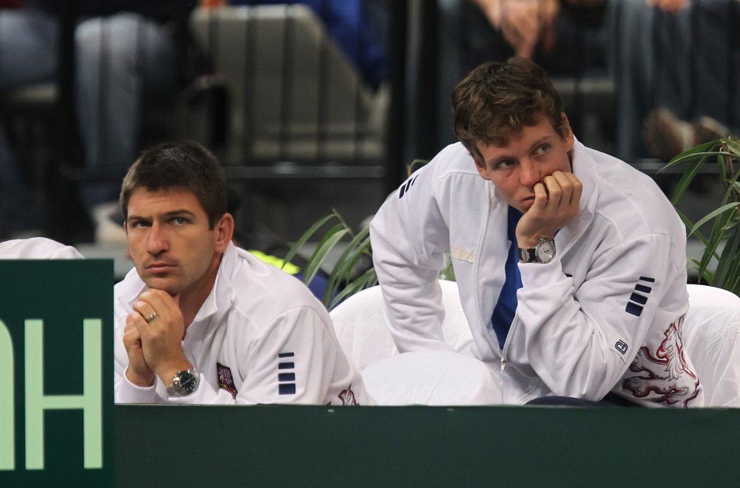 Jan Hájek (vlevo) a Tomáš Berdych zklamaně sledují radost srbských tenistů po výhře Tipsareviče nad Štěpánkem