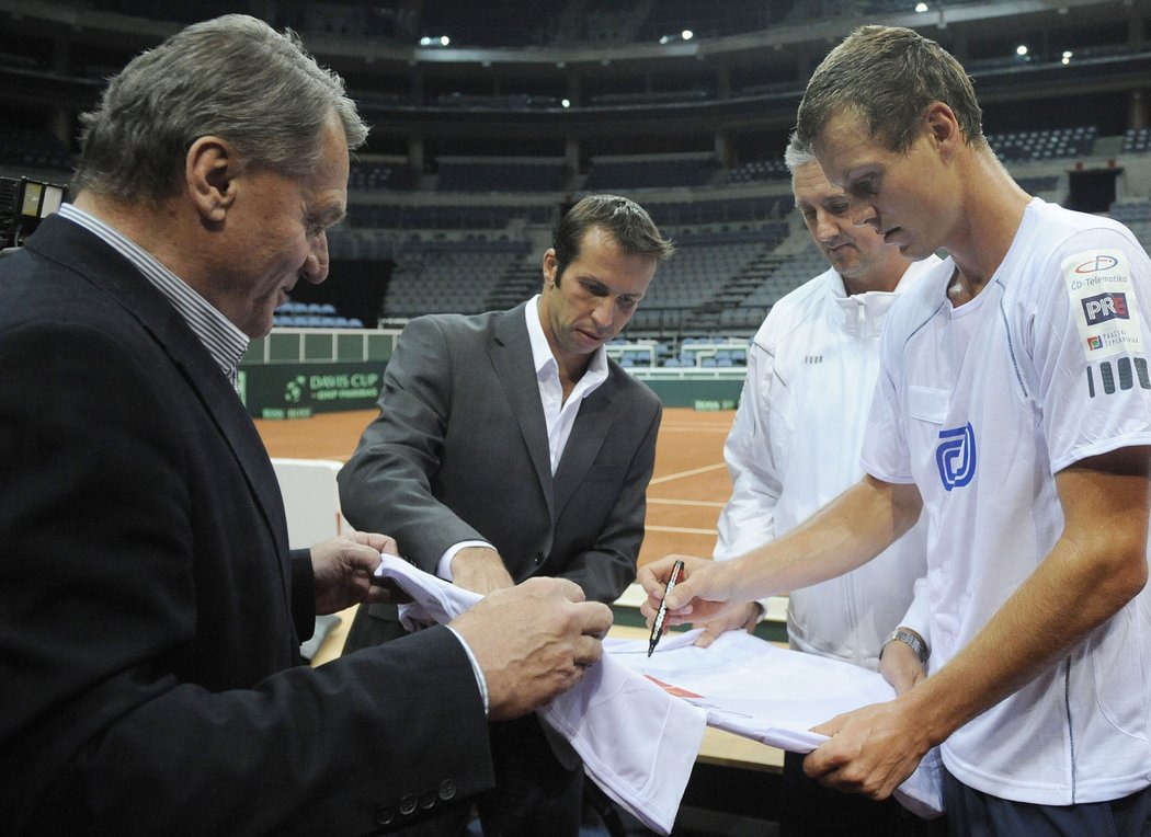 Chystají se na Srby. Čeští tenisté už trénují na Davis Cup v Praze, podepsali i dres pražskému primátorovi Bohuslavu Svobodovi