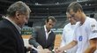 Chystají se na Srby. Čeští tenisté už trénují na Davis Cup v Praze, podepsali i dres pražskému primátorovi Bohuslavu Svobodovi