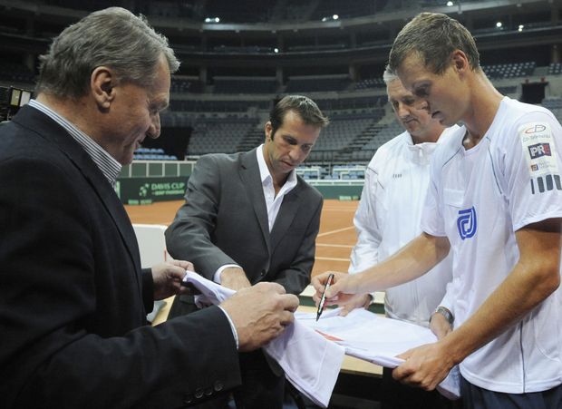 Chystají se na Srby. Čeští tenisté už trénují na Davis Cup v Praze, podepsali i dres pražskému primátorovi Bohuslavu Svobodovi Chystají se na Srby. Čeští tenisté už trénují na Davis Cup v Praze, podepsali i dres pražskému primátorovi Bohuslavu Svobodovi