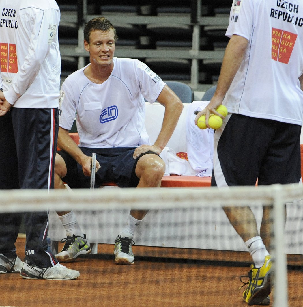 Berdych odpočívá během pondělního tréninku českých tenistů v Praze