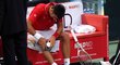 Novak Djokovič se nechává v zápase proti Berdychovi ošetřit