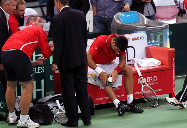 Novak Djokovič se nechává v zápase proti Berdychovi ošetřit Novak Djokovič se nechává v zápase proti Berdychovi ošetřit