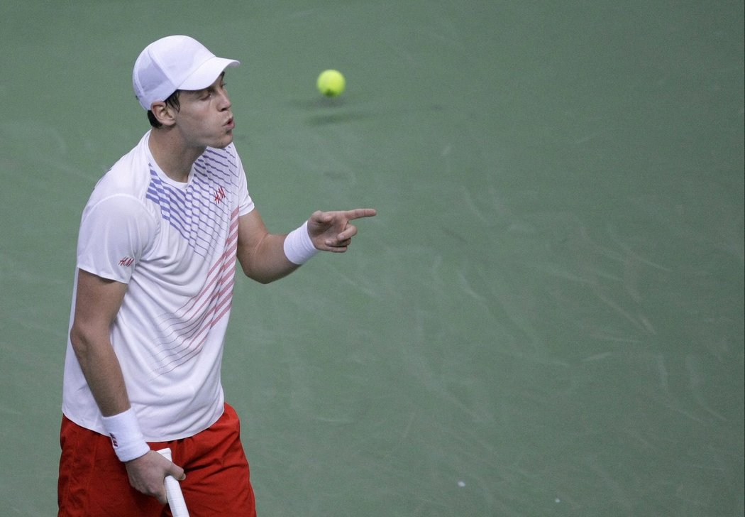 Tomáš Berdych během duelu se světovou dvojkou Novakem Djokovičem ve finále Davis Cupu