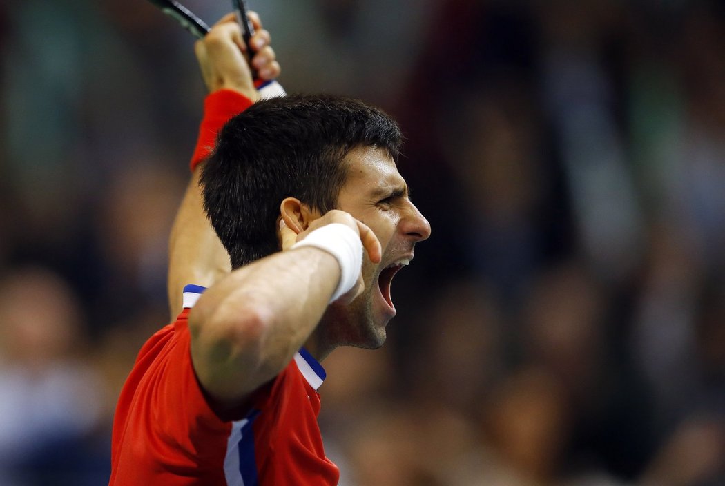 Kde jste, neslyším vás! Djokovič hecuje srbské publikm poté, co ve finále s Českem vyhrál druhý set nad Tomášem Berdychem