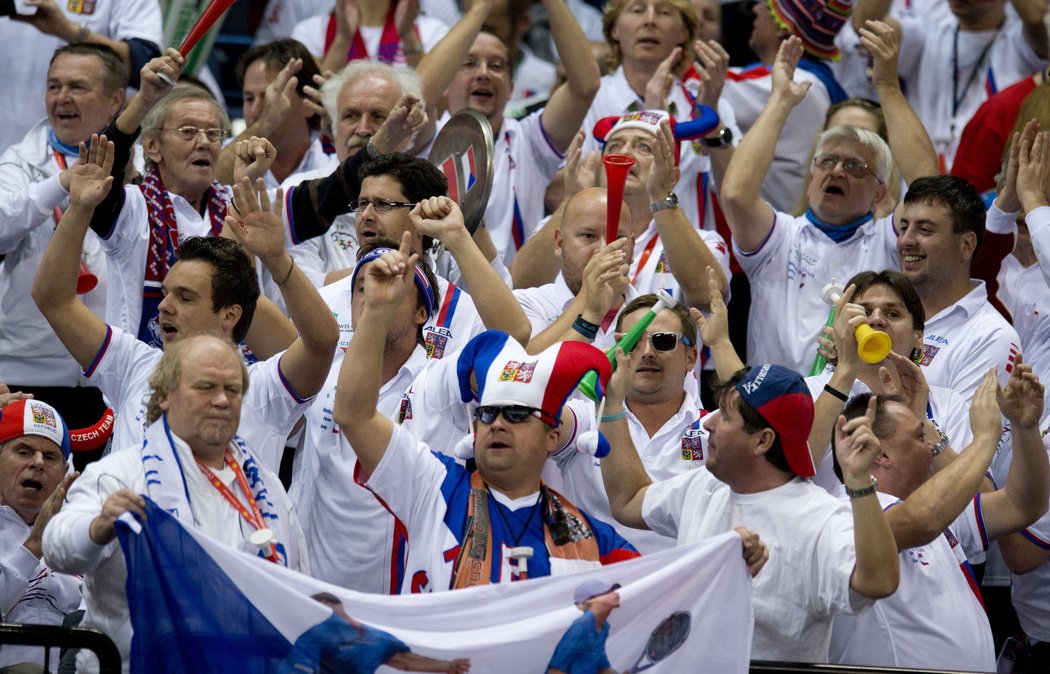 Čeští fanoušci během finálové čtyřhry Davis Cupu v Bělehradu