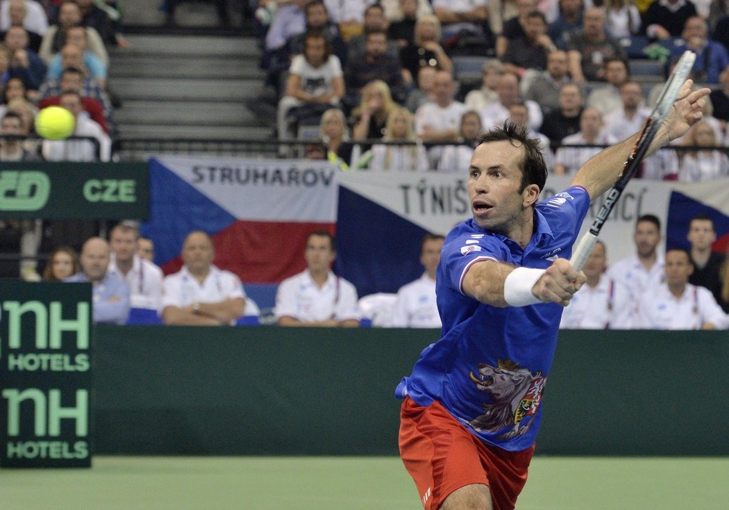 Štěpánek na síti v rozhodující bitvě Davis Cupu proti Dušanovi Lajovičovi ze Srbska