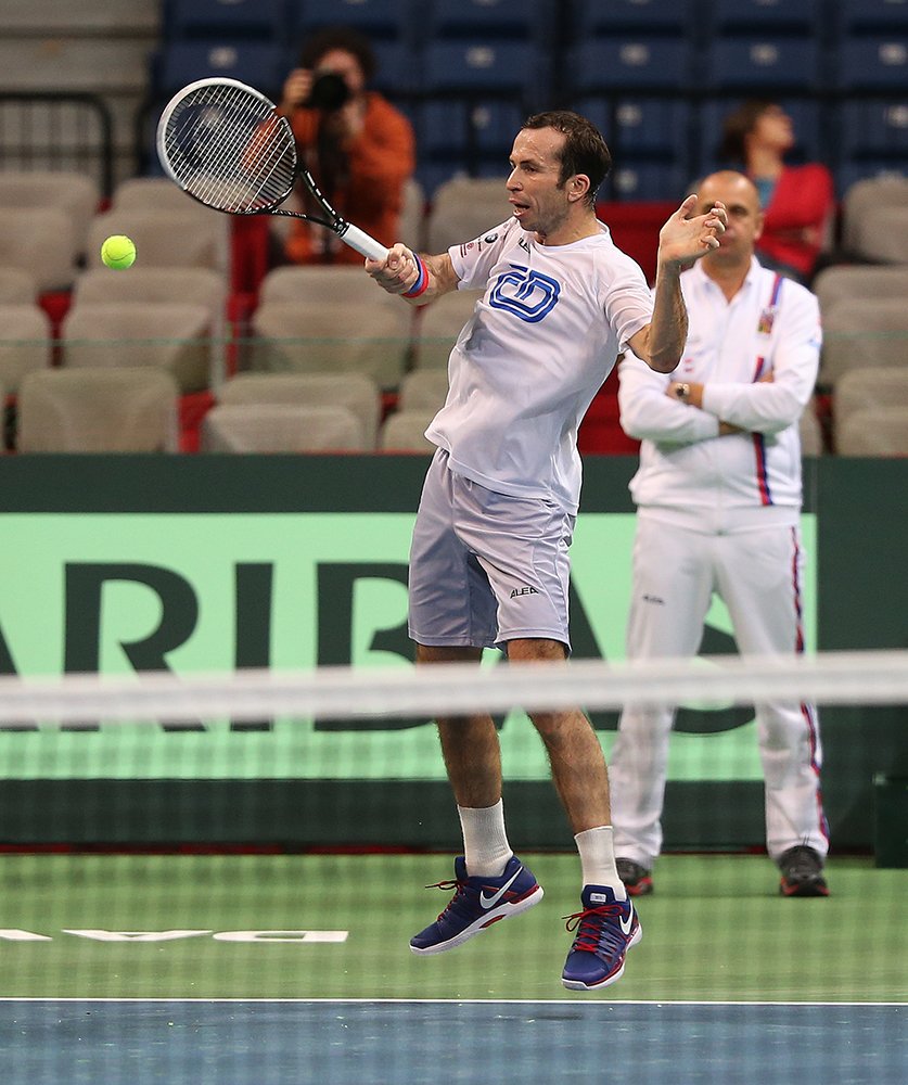 Vladimír Šafařík sleduje trénink Radka Štěpánka před finále Davis Cupu v Bělehradě