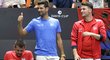 Novak Djokovič na srbské lavičce během daviscupového duelu s Českem