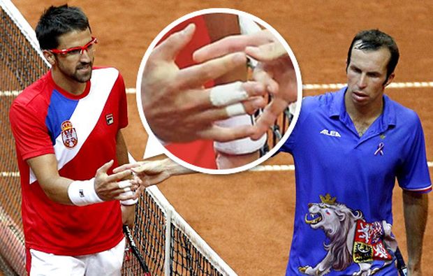 Radek Štěpánek podává ruku Janko Tipsarevičovi, prostředníček má podivně skrčený. Radek Štěpánek podává ruku Janko Tipsarevičovi, prostředníček má podivně skrčený.