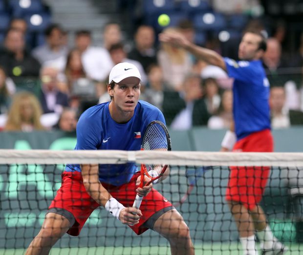 Tomáš Berdych na síti, Radek Štěpánek podává Tomáš Berdych na síti, Radek Štěpánek podává