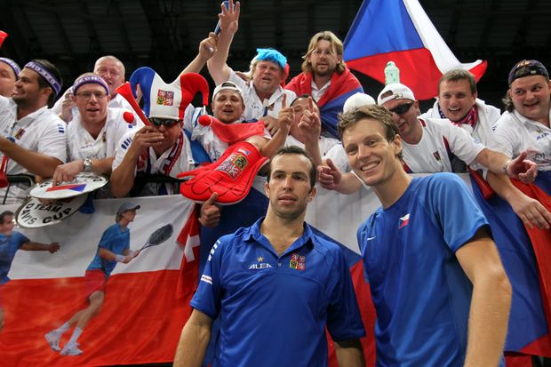 Čeští tenisté Radek Štěpánek (vlevo) a Tomáš Berdych se radují s fanoušky z výhry nad Novakem Djokovičem a Nenadem Zimonjičem ze Srbska Čeští tenisté Radek Štěpánek (vlevo) a Tomáš Berdych se radují s fanoušky z výhry nad Novakem Djokovičem a Nenadem Zimonjičem ze Srbska