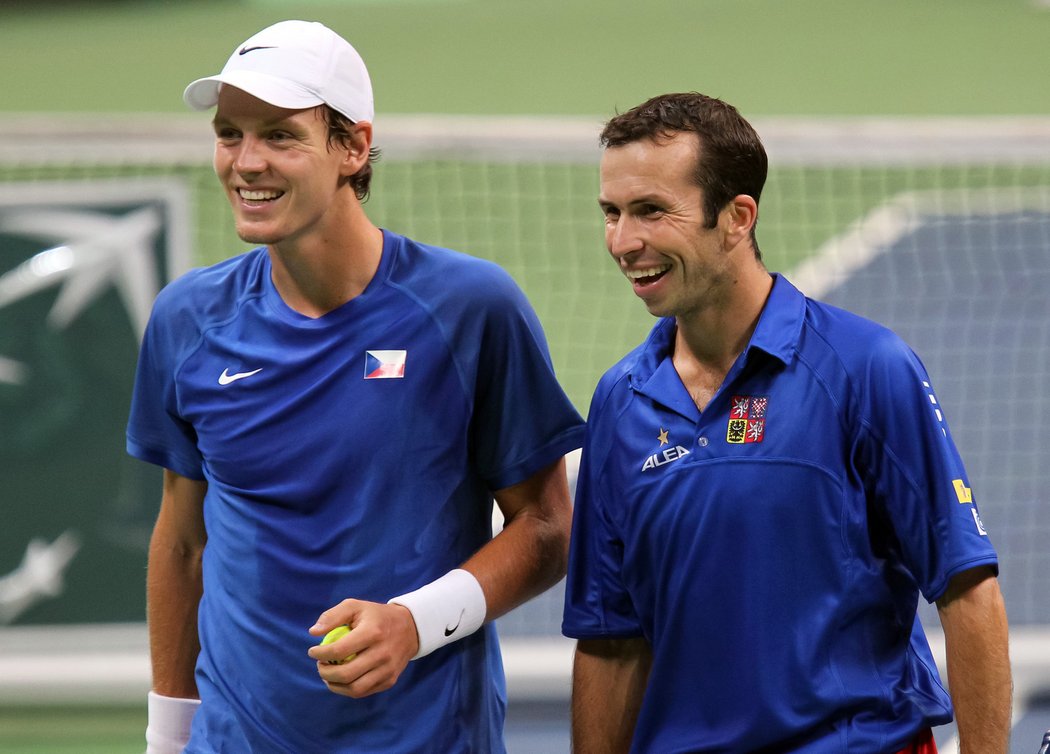 Tomáš Berdych (vlevo) se s Radkem Štěpánkem raduje z bodu