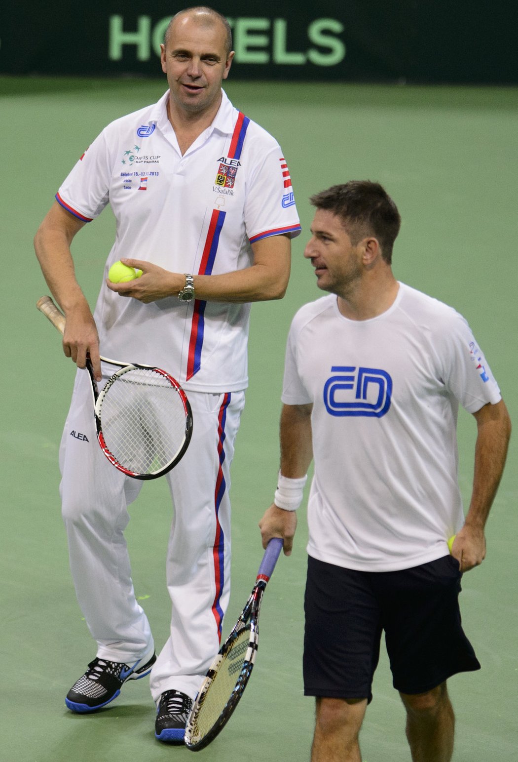 Vladimír Šafařík a Jan Hájek na tréninku českých tenistů před finále Davis Cupu se Srbskem