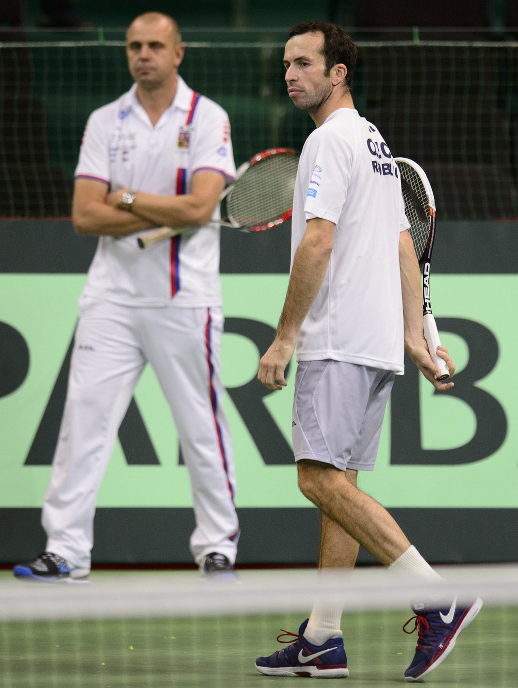 Radek Śtěpánek (vpředu) na tréninku v Bělehradu před finále Davis Cupu Srbskla s Českem, v pozadí náhradní český kapitán Vladimír Šafařík