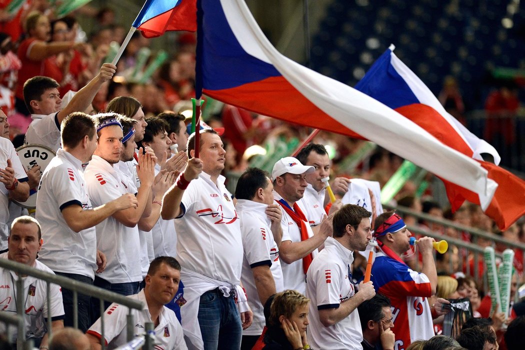 Do Ženevy dorazily desítky českých fanoušků a vytvořily tak českým tenistům prakticky domácí prostředí