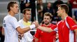 Zapsali se do historie. Tomáš Berdych s Lukášem Rosolem se zdraví po čtyřhře se švýcarským párem Wawrinka Chiudinelli (vpravo)