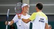 Tomáš Berdych (vlevo) jde obejmout Lukáše Rosola po nejdelší bitvě v dějinách Davisova poháru. Český pár zdolal po sedmi hodinách Wawrinku s Chiudinellim