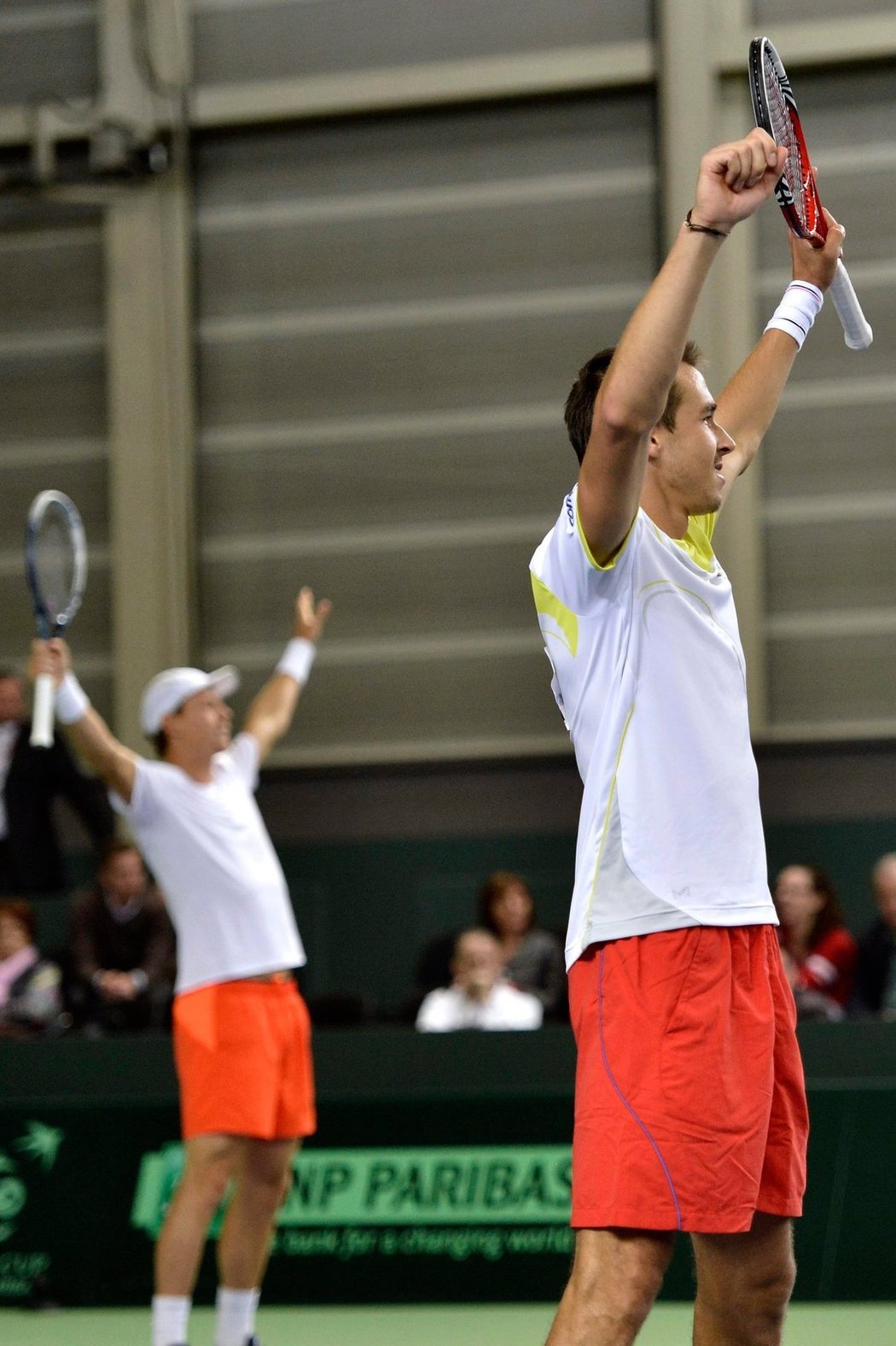 Lukáš Rosol (vpravo) a Tomáš Berdych se radují po vítězství v rekordně dlouhé čtyřhře proti Švýcarsku