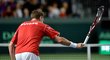 Švýcarská jednička Stanislas Wawrinka zahazuje raketu, kterou vzteky rozmlátil v zápase s Tomášem Berdychem
