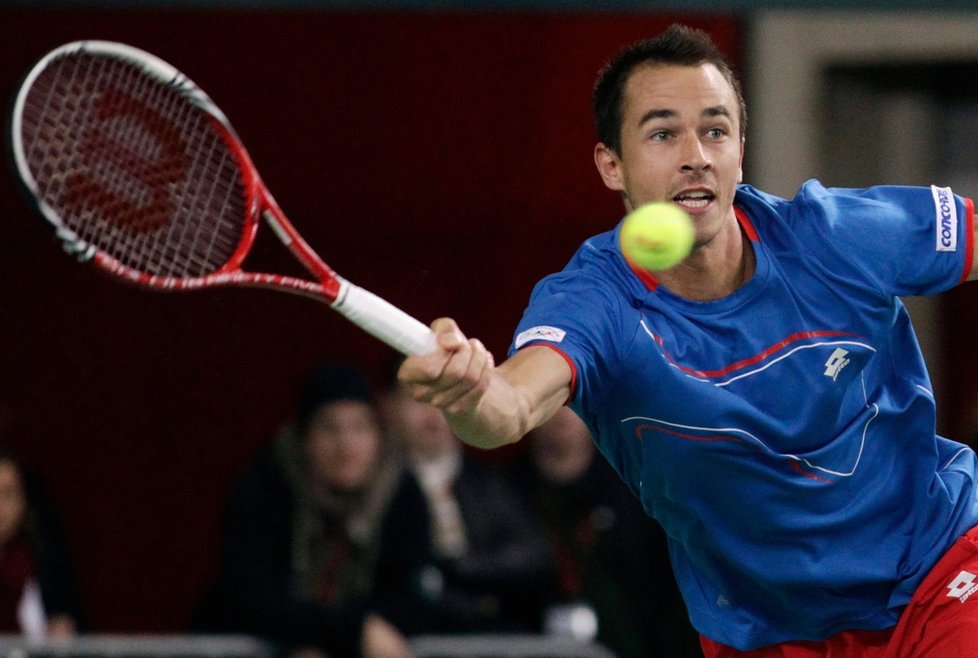 Lukáš Rosol během utkání proti Stanislasovi Wawrinkovi během prvního kola Davis Cupu