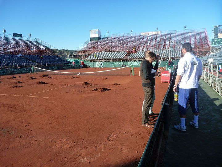 Tohle je naprosto šílené. Na tomto zničeném kurtu se o víkendu mělo hrát čtvrtfinále Davis Cupu Chile - Česko.