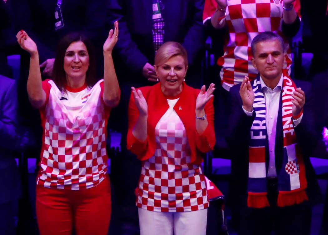 Kolinda Grabarová-Kitarovičová povzbuzuje chorvatské tenisty ve finále Davis Cupu