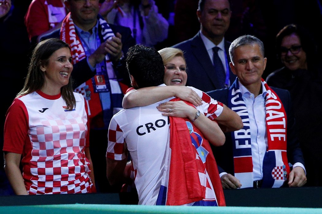 Objetí pro hrdinu. Chorvatská prezidentka Kolinda Grabarová-Kitarovičová s Marinem Čiličem poté, co získal rozhodující bod ve finále Davis Cupu...
