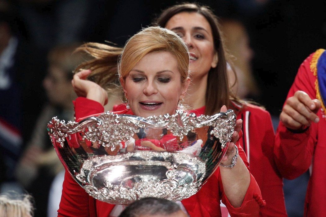 Kolinda Grabarová-Kitarovičová s pohárem pro vítěze Davis Cupu