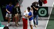 Novak Djokovič se objímá s členem chorvatského týmu, který na úkor Srbů postoupil do finále Davis Cupu