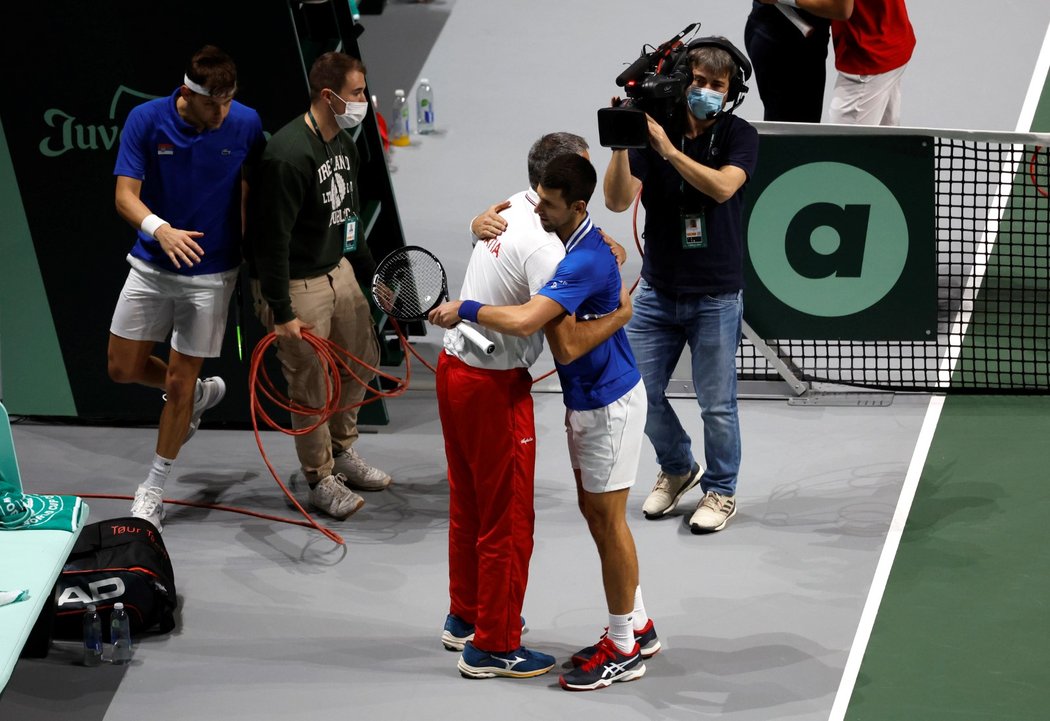 Novak Djokovič se objímá s členem chorvatského týmu, který na úkor Srbů postoupil do finále Davis Cupu