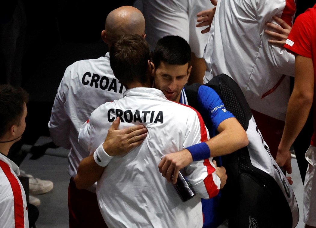 Novak Djokovič se objímá s členem chorvatského týmu, který na úkor Srbů postoupil do finále Davis Cupu